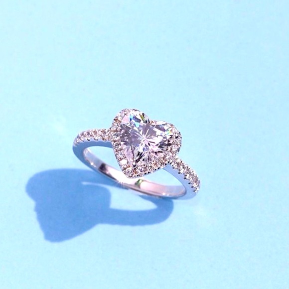 Crystal diamond heart shaped silver plated adjustable ring. Luxury jewelry. - Picture 2 of 4